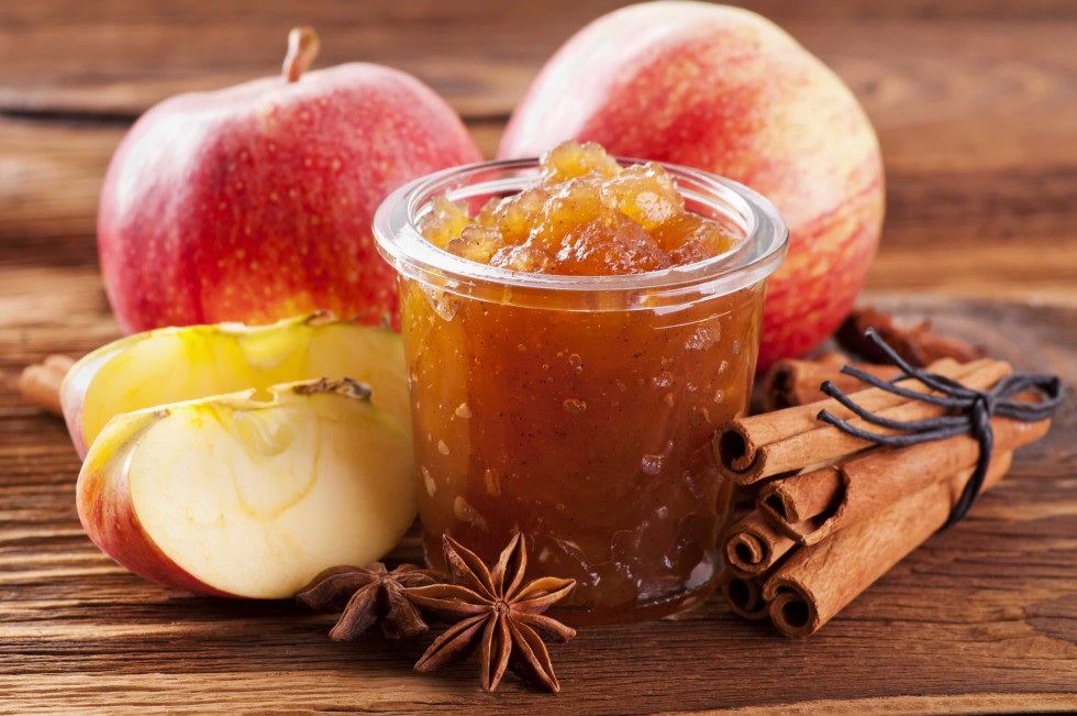 selbstgemachte apfelkonfitüre mit zimt