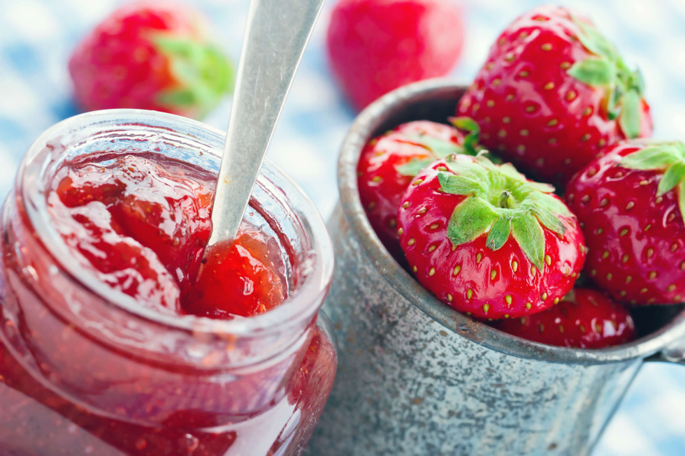 bereite zuckerfreie erdbeermarmelade zu!
