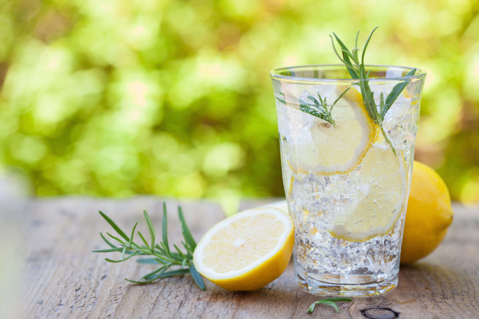 bereite frische limonade mit heilkräutern zu!