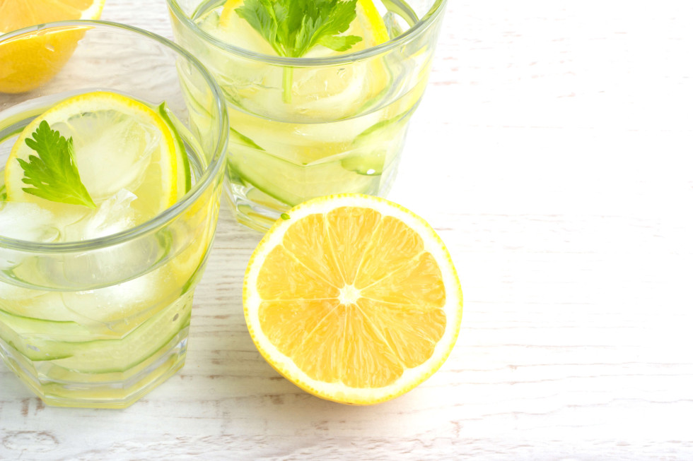 10 gründe, um den tag mit zitronenwasser zu beginnen