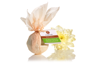 süß-würzige badekugel mit traubenkernöl, aloe vera und gewürznel