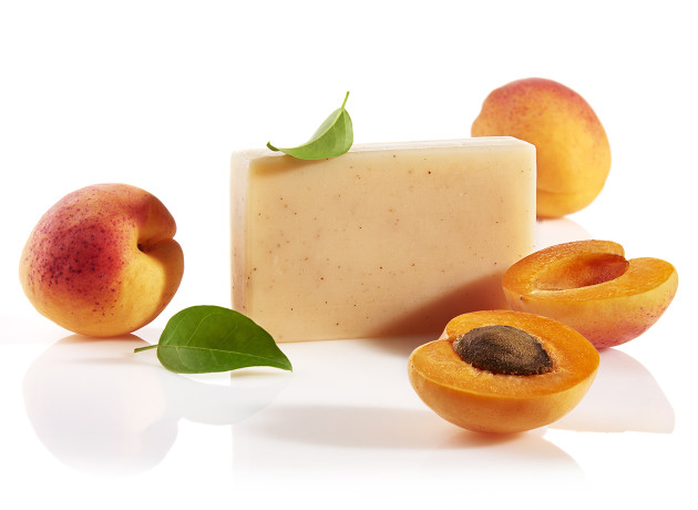 hautpeeling seife mit aprikosenkernpulver